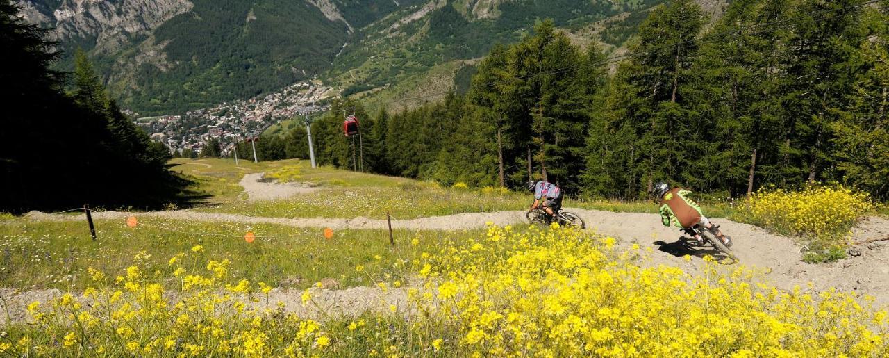Residence La Tana Del Ghiro Bardonecchia Exterior photo